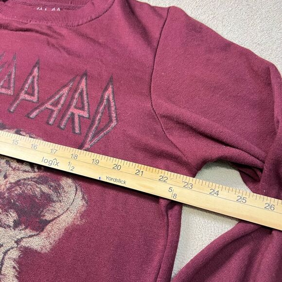 Women's Def Leppard Graphic Crewneck Sweatshirt Maroon size M - Picture 7 of 9